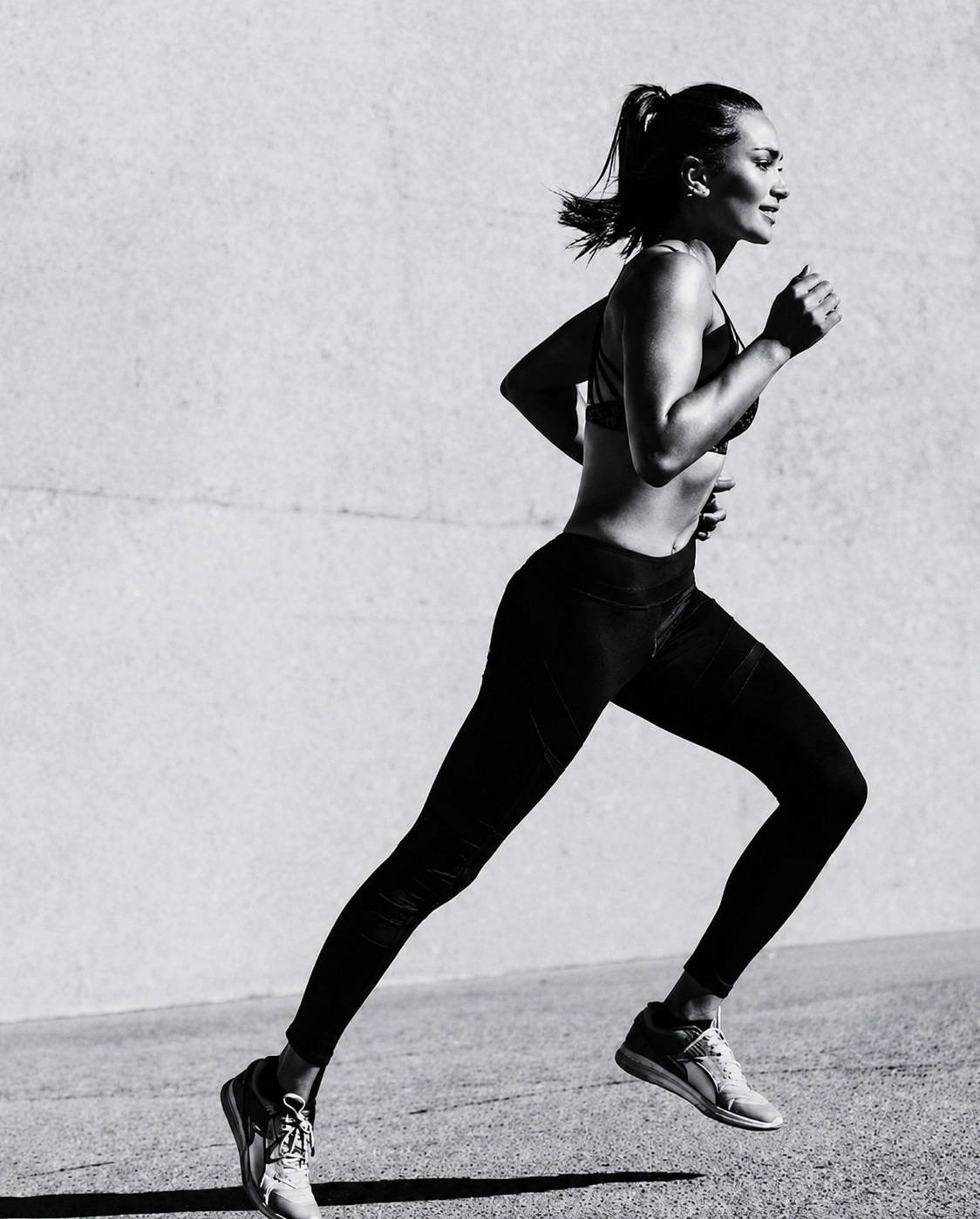 Persona corriendo, fotografía en blanco y negro